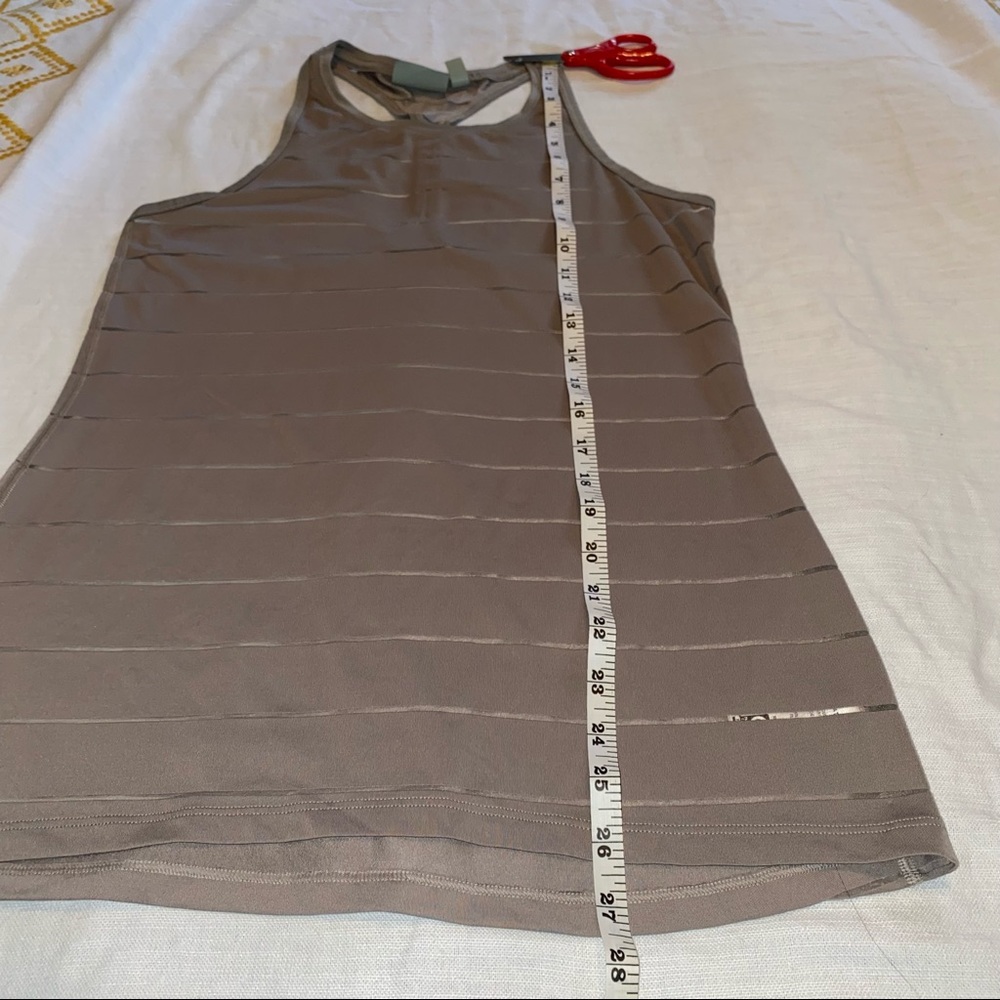 EUC xs Athleta Chi tank top in griege - Picture 5 of 6